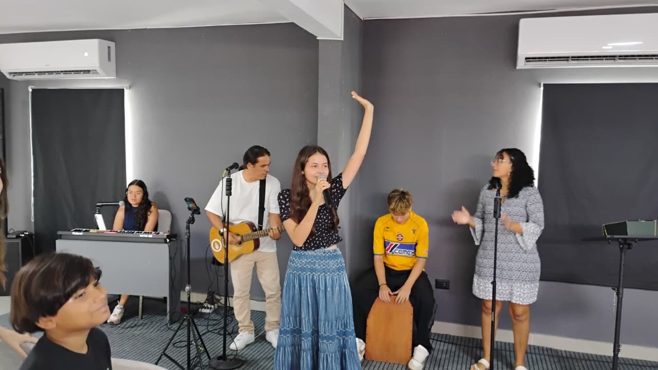 Tiempo de alabanza y adoración en Alta Roca Church