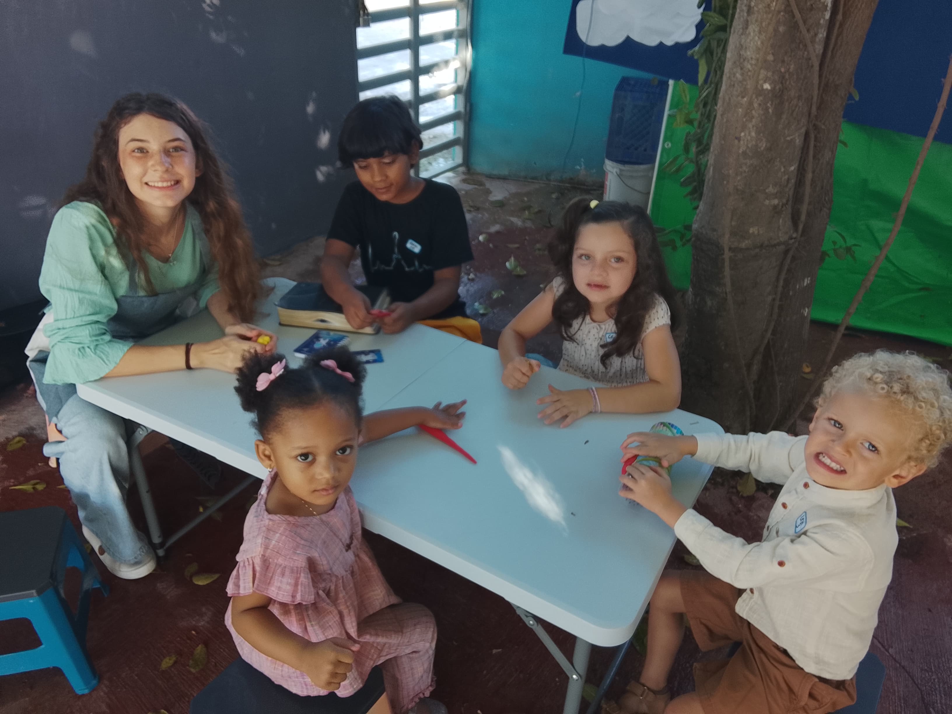 Niños participando en Alta Roca Kids